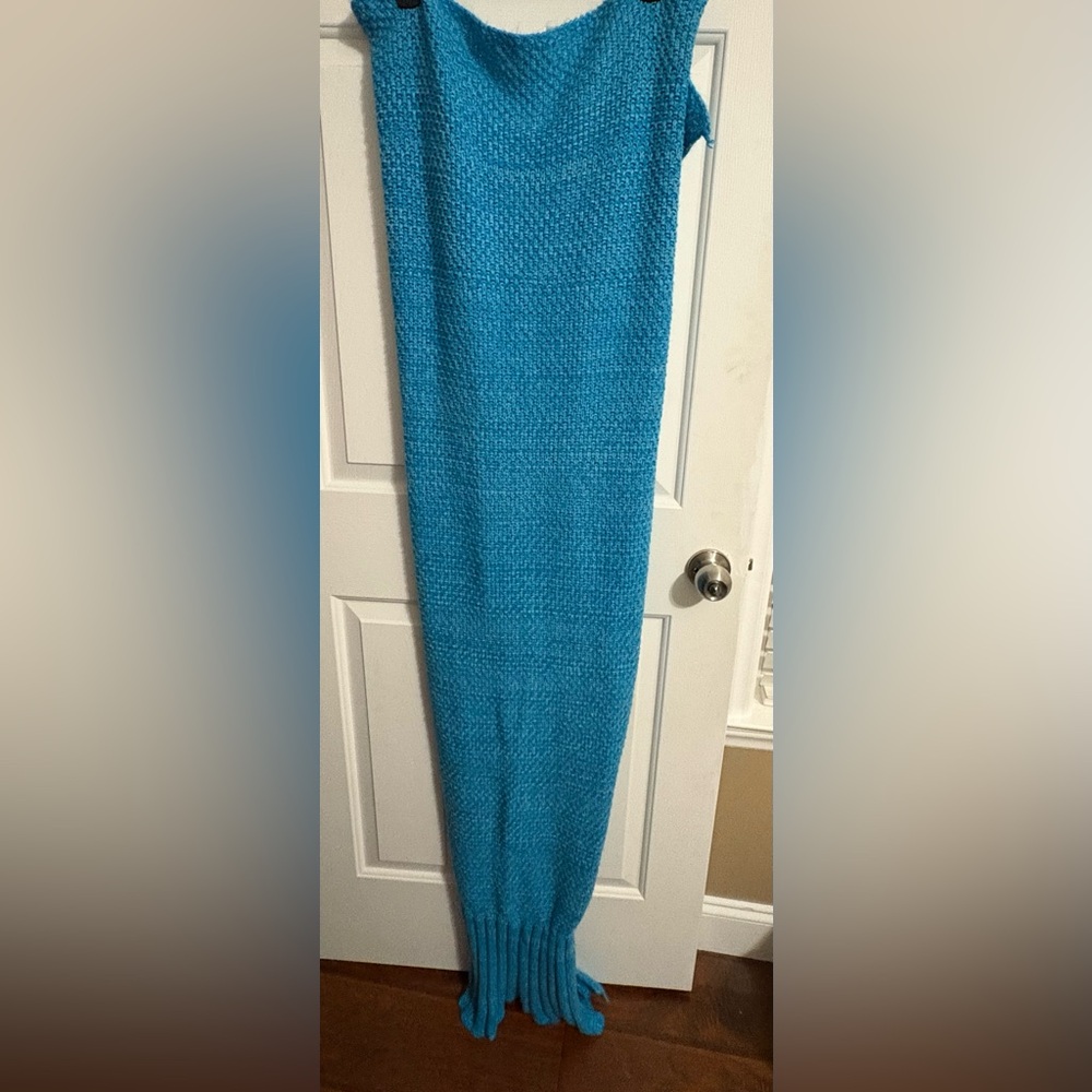 Cozy Blue Knit Mermaid‎ Tail Blanket